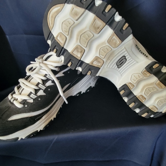 Lady's skechers new - Picture 2 of 6